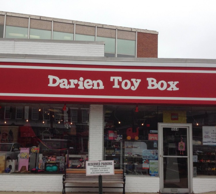 darien-toy-box-photo